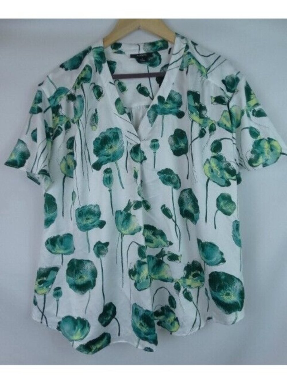 White Floral V-Neck Short Sleeve Top